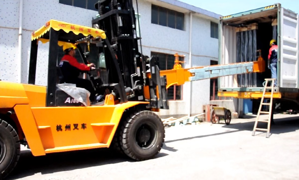 杭州叉車(chē)|玻璃行業(yè)，叉車(chē)串桿屬具卸貨實(shí)拍案例