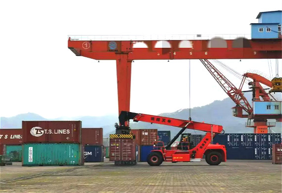 港口搬運神器再度來襲！杭叉45噸集裝箱正面吊順利交付廣西某港口