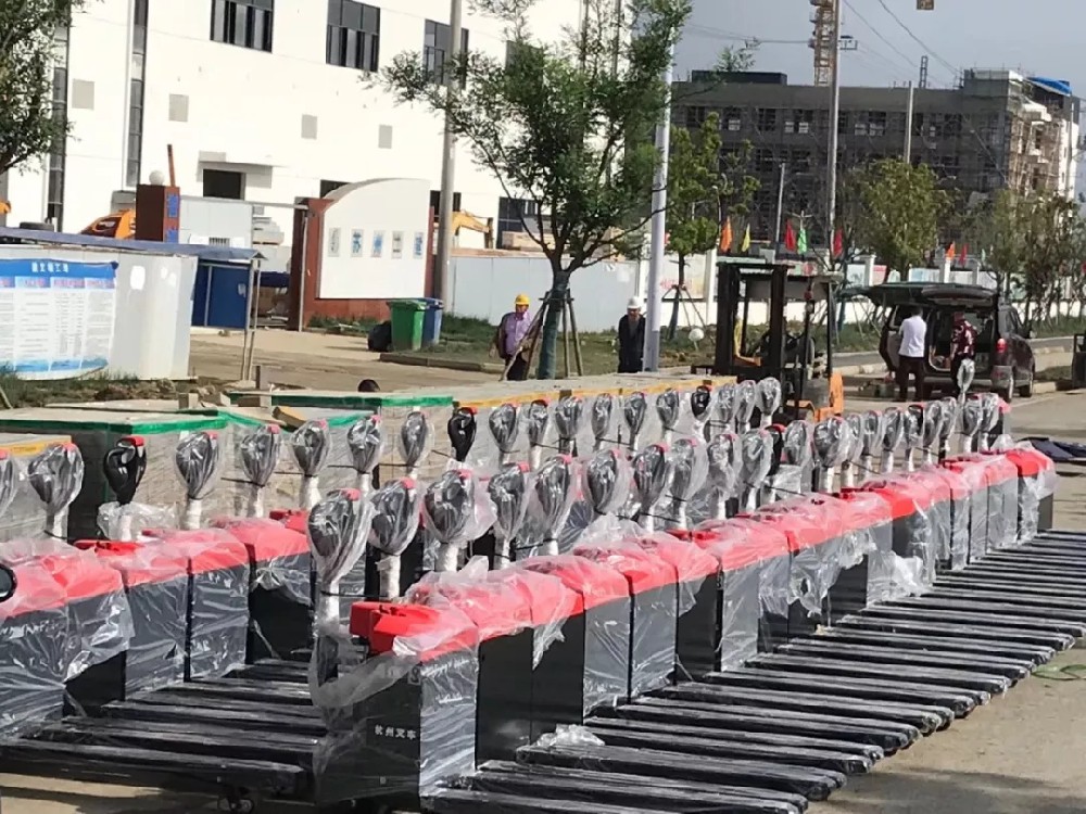 大氣登場！杭叉電動搬運車大批量交付江蘇某新能源企業(yè)