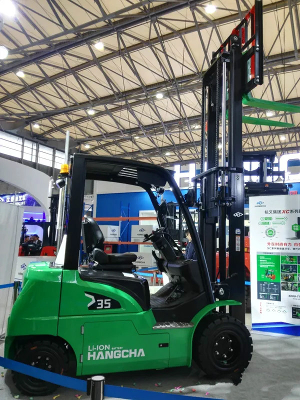 XC系列新能源叉車在發(fā)布現(xiàn)場(chǎng)上展示 XC系列新能源叉車在發(fā)布現(xiàn)場(chǎng)上展示