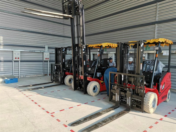 【漲知識】電動叉車的堆垛是怎么操作的？