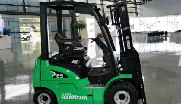 電動(dòng)叉車買鋰電的還是鉛酸的？當(dāng)然是鋰電的！